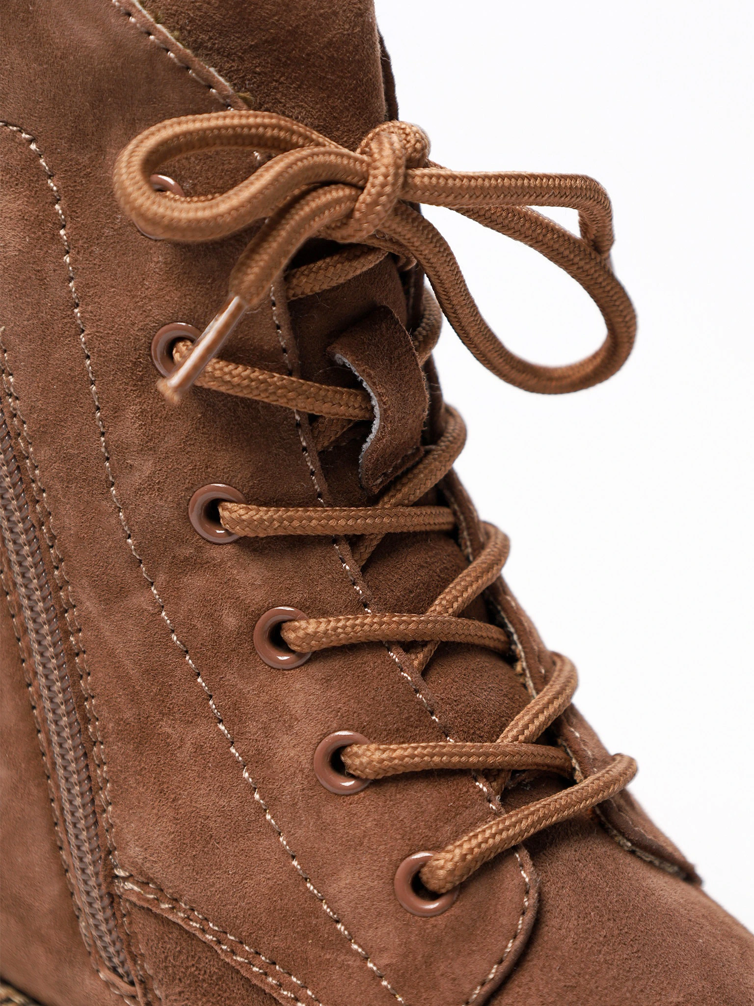 Ботинки коричневого цвета на широком среднем каблуке